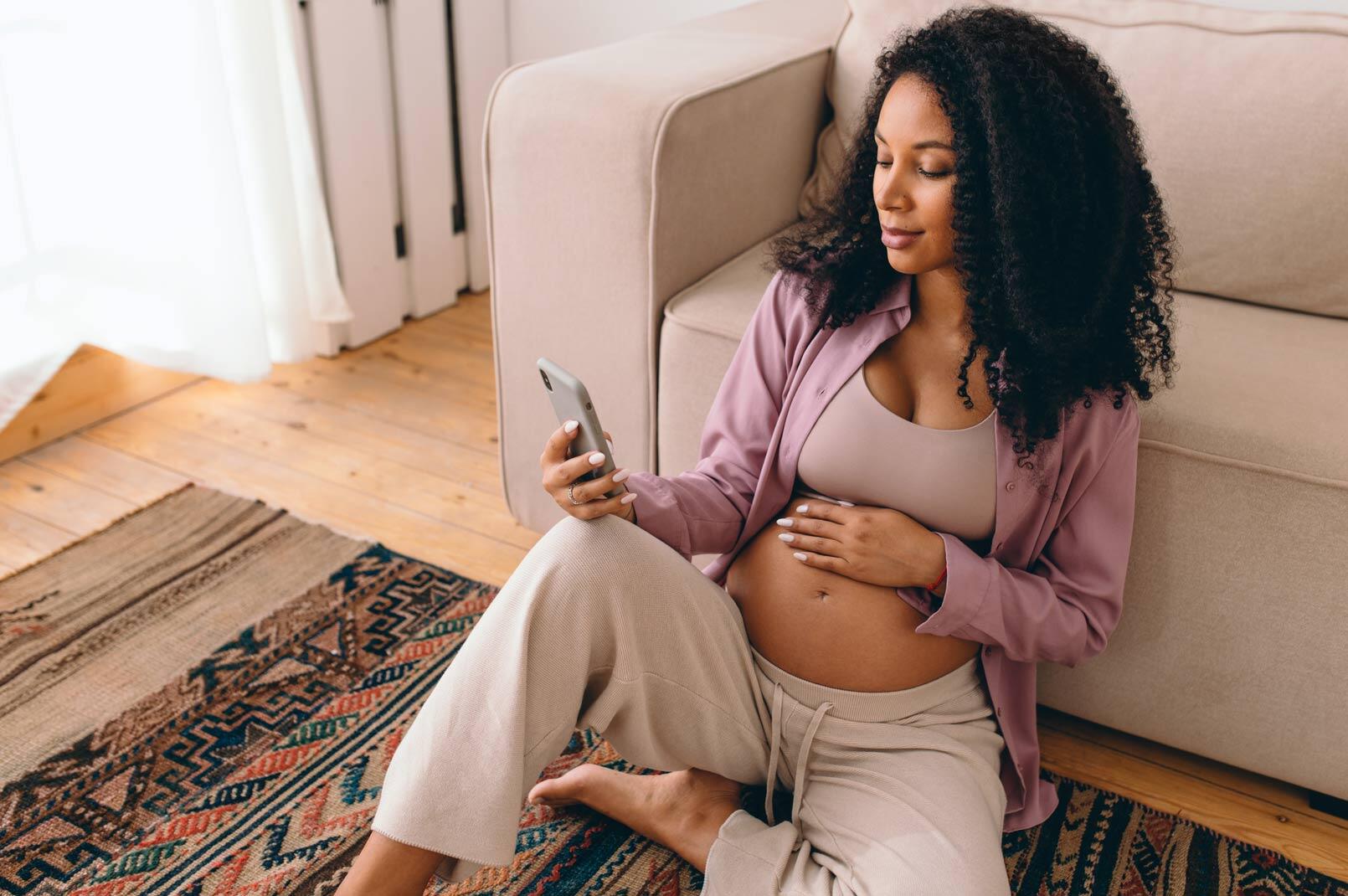 pregnant_reading_phone-1